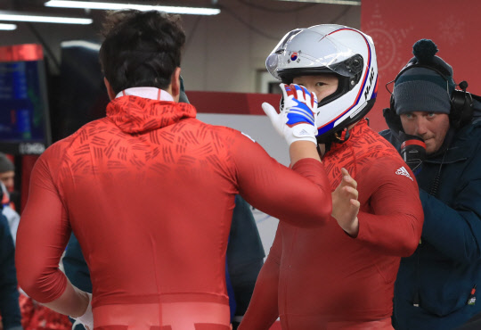 [올림픽] '격려'  18일 강원도 평창군 슬라이딩센터에서 열린 봅슬레이 1차 주행에서 한국의 원윤종-서영우 조가 결승선을 통과한 뒤 경기장을 나서며 서로 격려하고 있다.